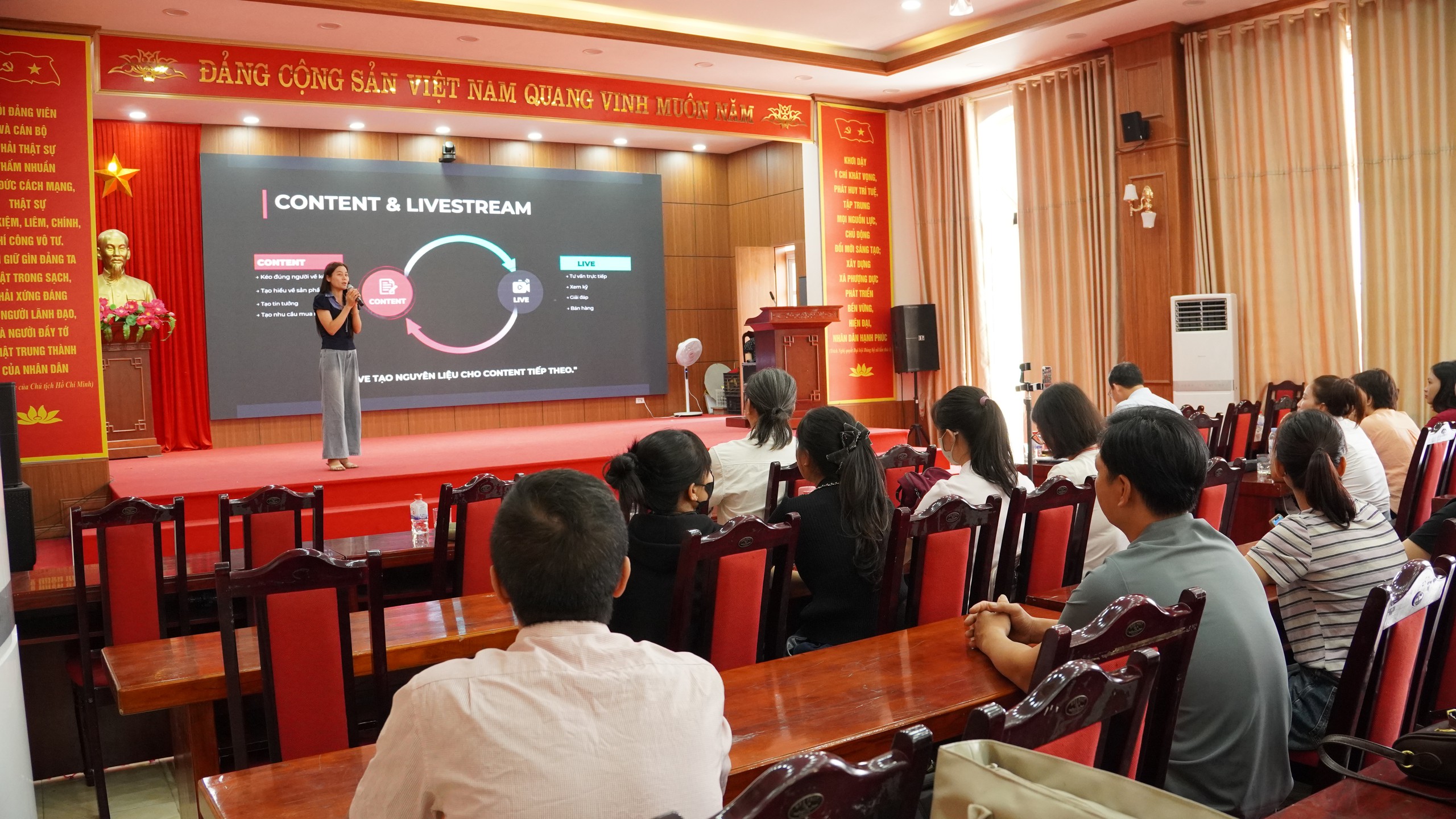 Đưa nông sản lên không gian số