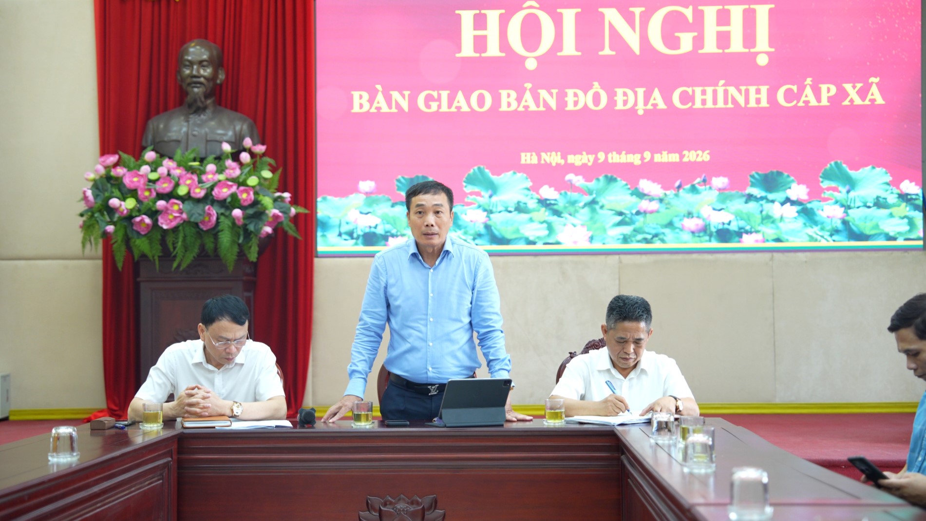 Hà Nội bàn giao dữ liệu bản đồ số phục vụ quản lý đất đai cho các xã, phường