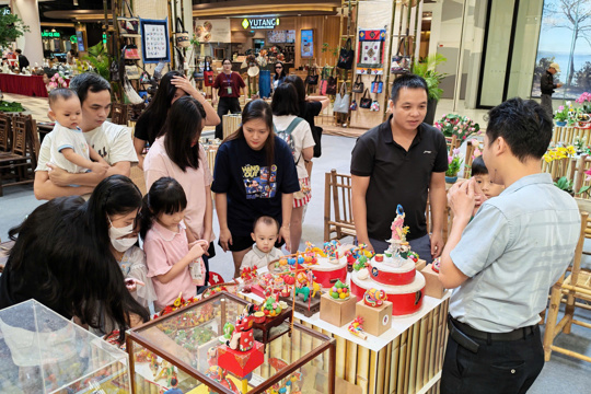 Nghệ nhân Đặng Văn Hậu giữ “lửa” nghề truyền thống nặn tò he