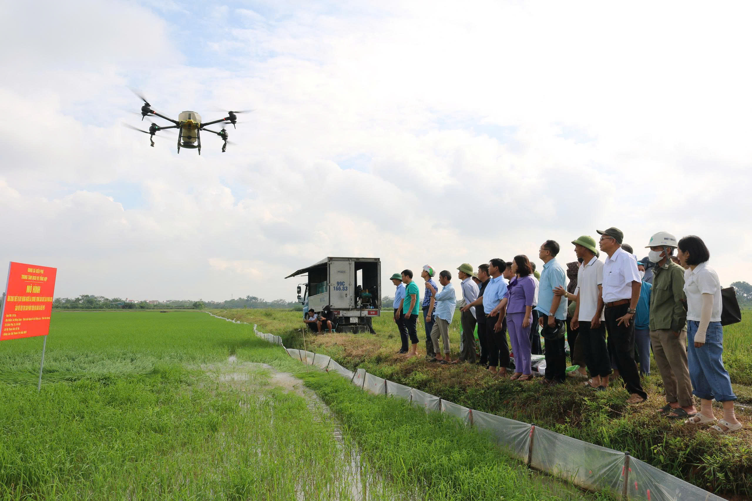 Kiều Phú trình diễn bón phân bằng thiết bị bay không người lái (drone) vào sản xuất lúa vụ mùa năm 2026