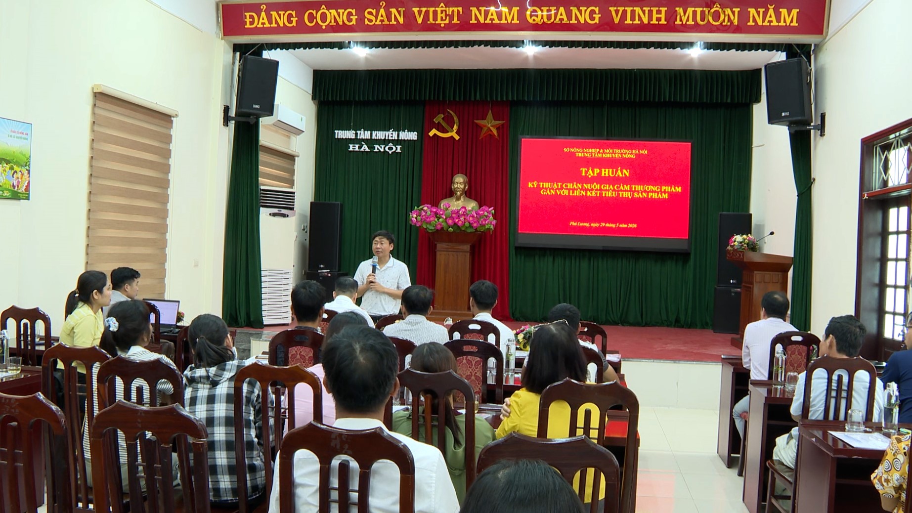 Trung tâm Khuyến nông Hà Nội tập huấn kỹ thuật cho các hộ chăn nuôi gia cầm