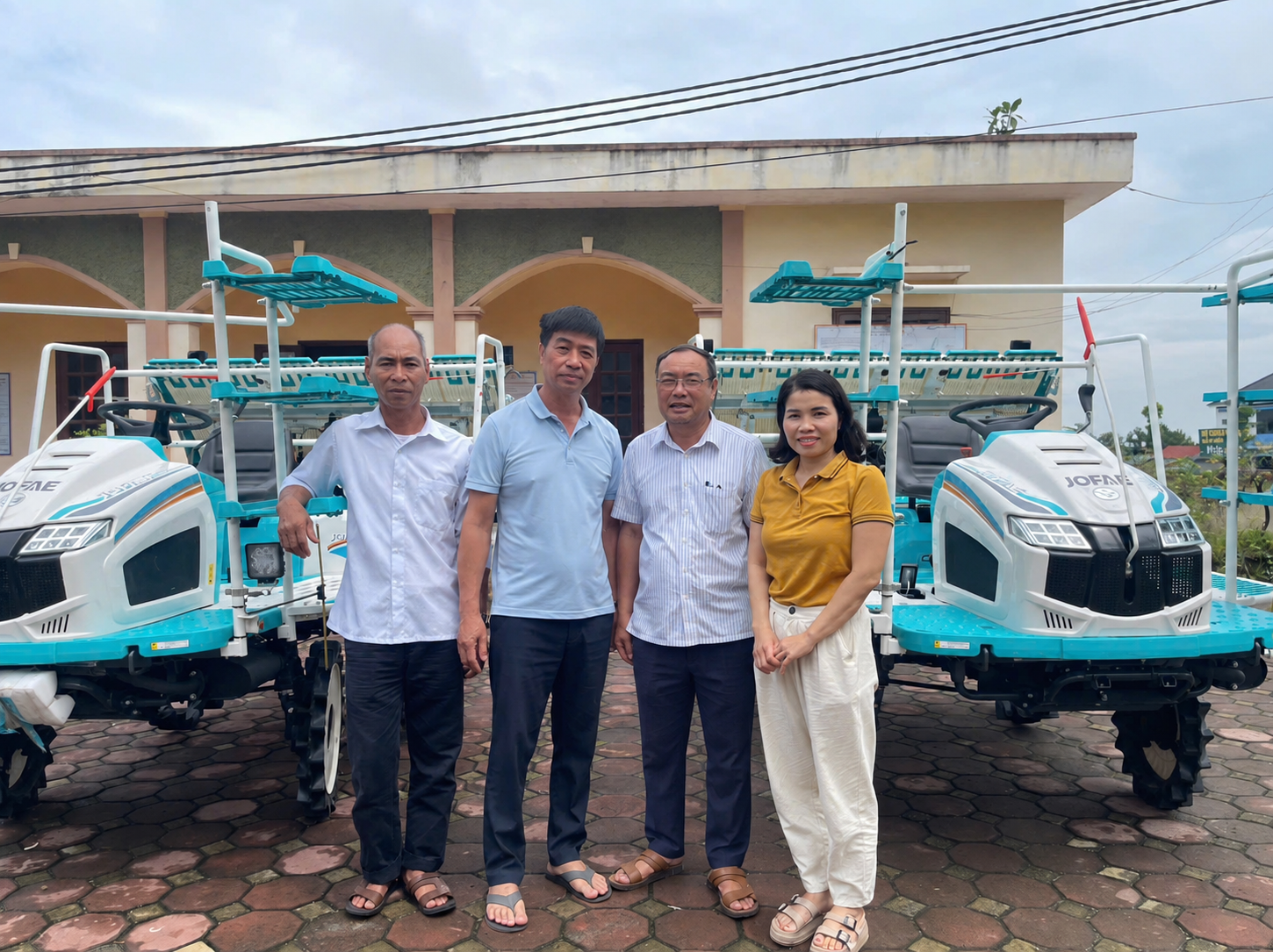 Trung tâm Dịch vụ tổng hợp xã Thạch Thất bàn giao 02 máy cấy cho HTX nông nghiệp theo nghị...
