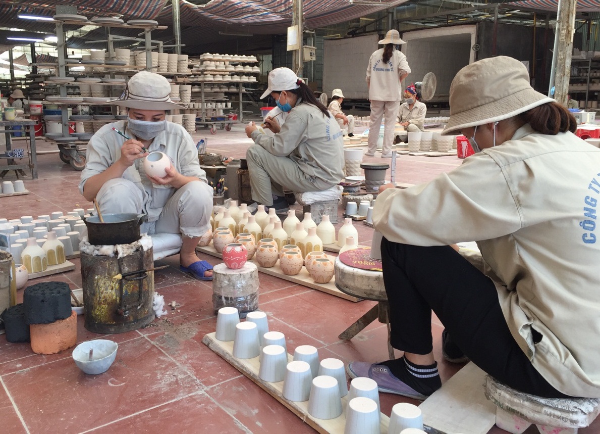 Nữ "phù thủy" biến cục đất sét thành bát rồng, chén hoa sen, đưa gốm Bát Tràng đi khắp thế...