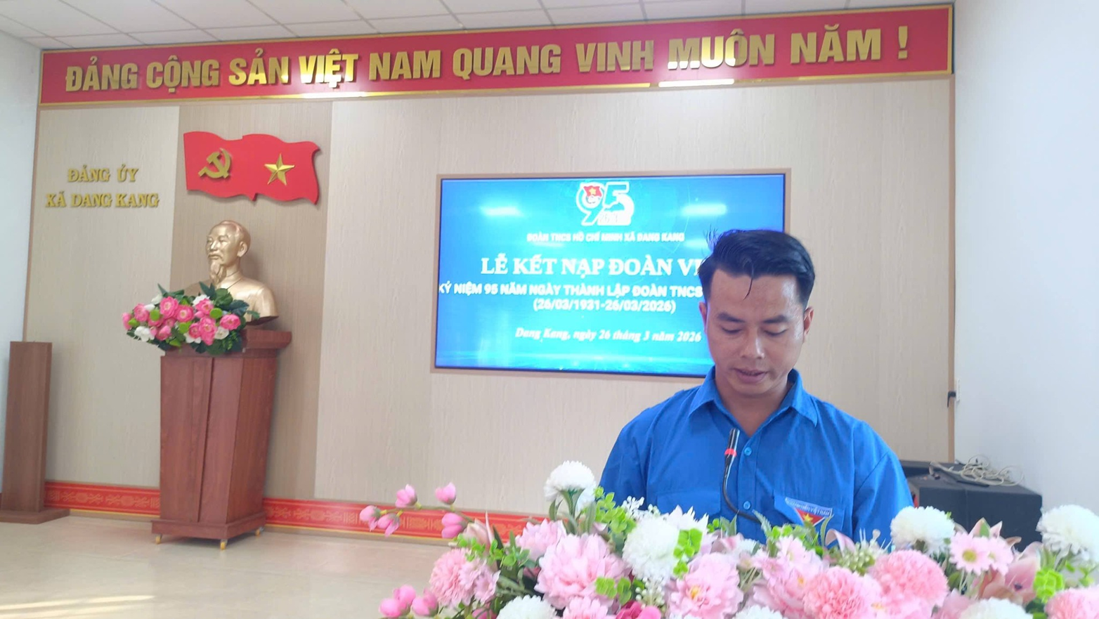 Tuổi trẻ xã dang kang sôi nổi kết nạp đoàn viên mới