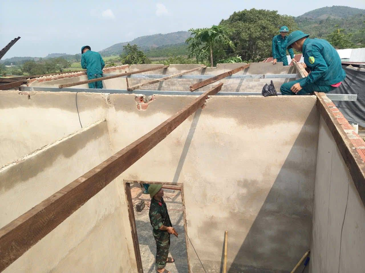 Ban CHQS xã Dang Kang chủ động giúp nhân dân khắc phục hậu quả thiên tai