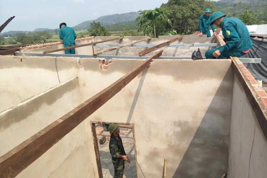 Ban CHQS xã Dang Kang chủ động giúp nhân dân khắc phục hậu quả thiên tai