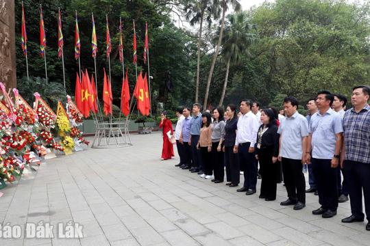 Đoàn công tác Ban Thường vụ Tỉnh ủy Đắk Lắk dâng hương tưởng niệm các Vua Hùng