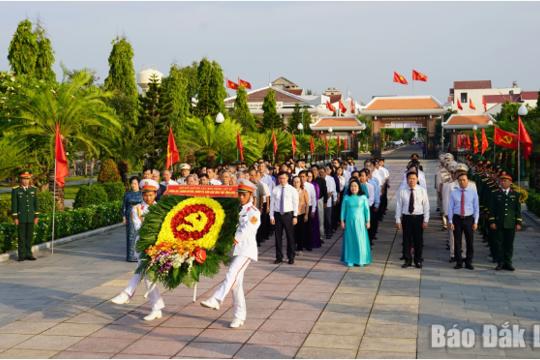 Provincial leaders offer incense and pay respects at the Provincial Martyrs' Cemetery in the eastern region.
