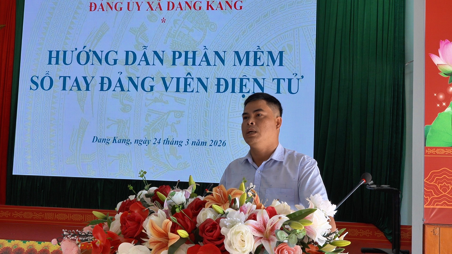Đẩy mạnh ứng dụng sổ tay đảng viên điện tử trong sinh hoạt chi bộ