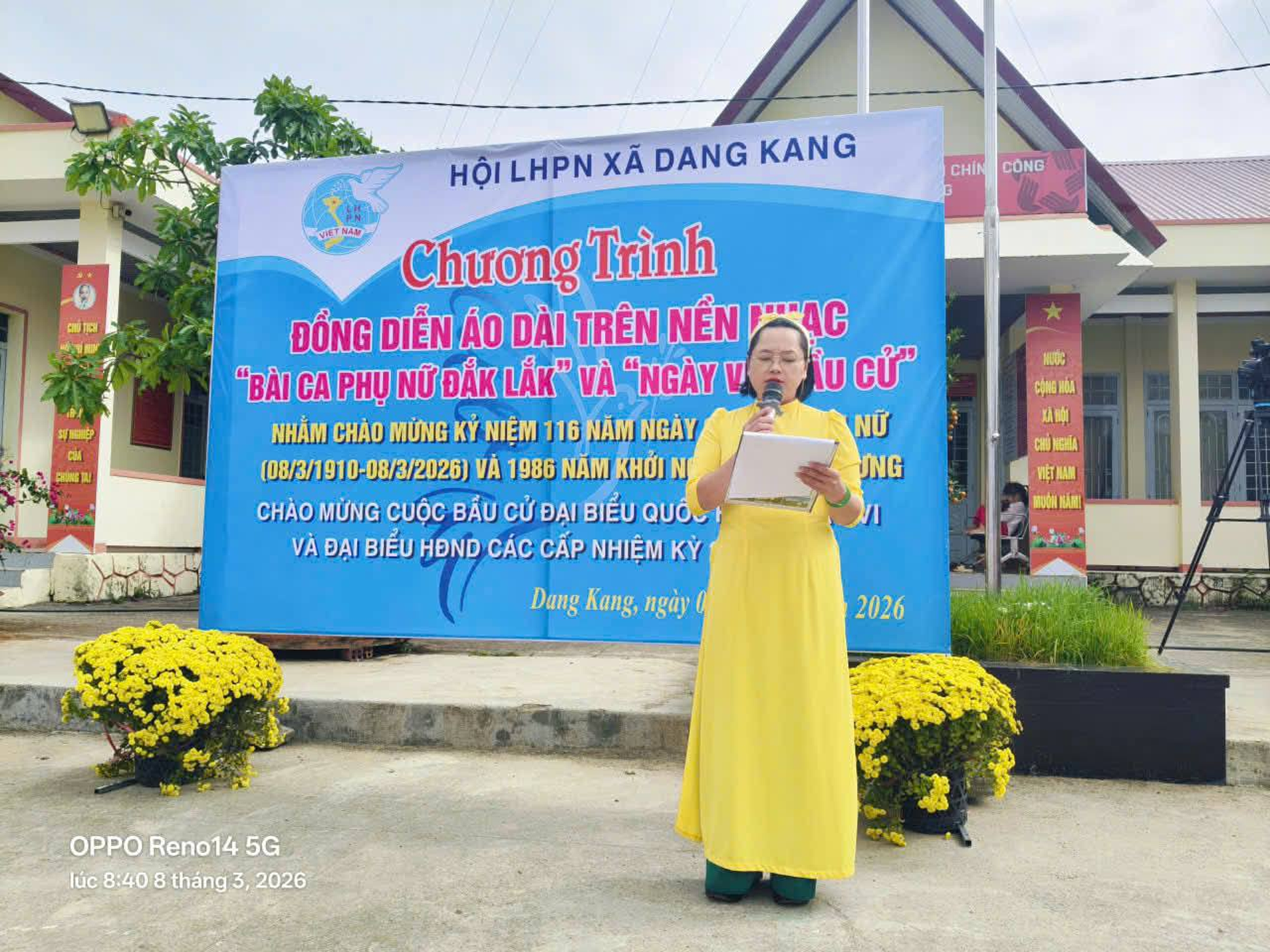 Hội lhpn xã Dang Kang tổ chức đồng diễn áo dài chào mừng ngày quốc tế phụ nữ 8/3