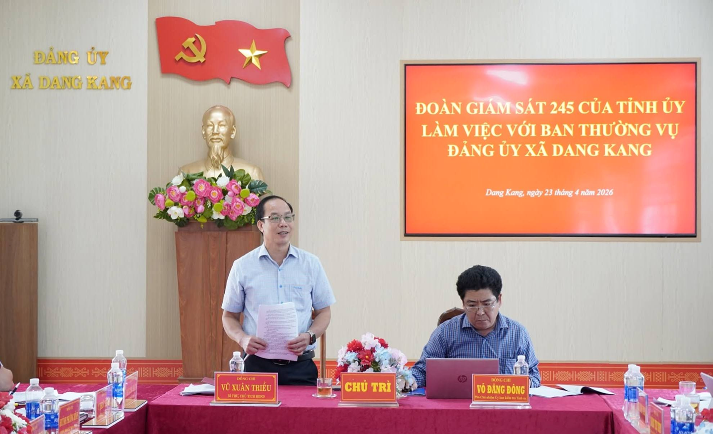 Đoàn giám sát 245 của tỉnh ủy làm việc với ban thường vụ Đảng ủy xã Dang Kang