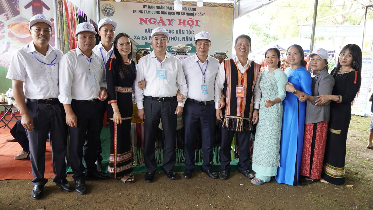 Đoàn lãnh đạo xã Dang Kang thăm gian trưng bày sản phẩm ocop và sản phẩm đặc trưng
