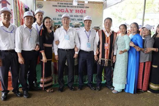 Đoàn lãnh đạo xã Dang Kang thăm gian trưng bày sản phẩm ocop và sản phẩm đặc trưng