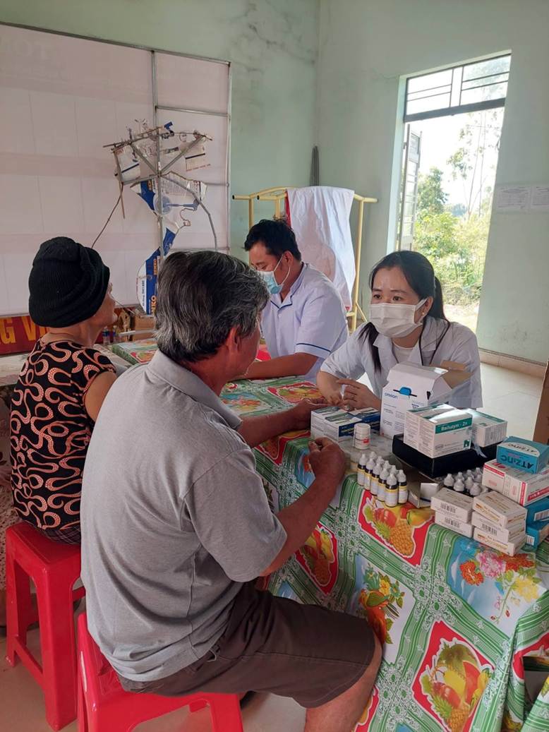 Tổ chức khám, tư vấn sức khỏe và cấp thuốc miễn phí cho nhân dân các thôn (thuộc hòa tân cũ) tại xã Dang Kang