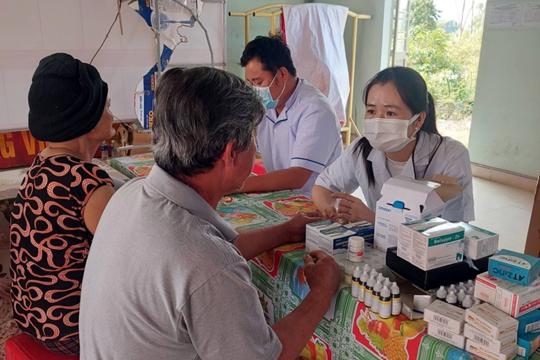 Tổ chức khám, tư vấn sức khỏe và cấp thuốc miễn phí cho nhân dân các thôn (thuộc hòa tân cũ) tại xã Dang Kang
