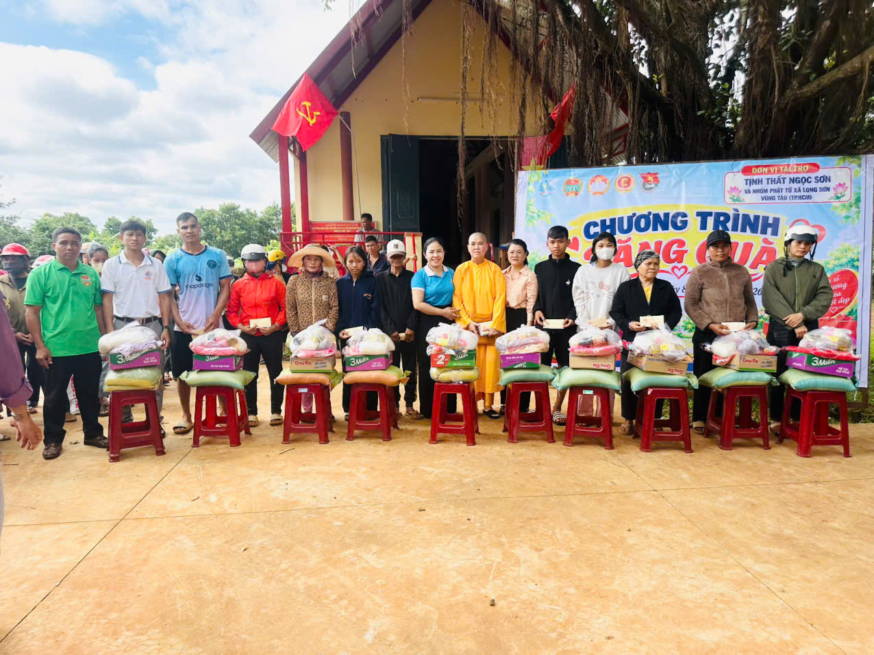 Hội Liên hiệp Phụ nữ xã Ea Kiết phối hợp tổ chức “Chương trình Tặng quà” cho hội viên nghèo, cận nghèo và trẻ em có hoàn cảnh khó khăn 