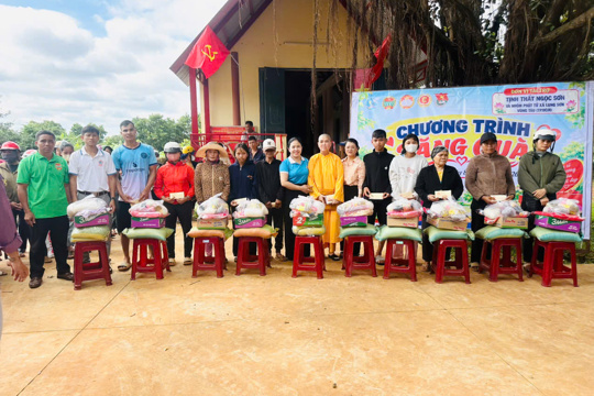 Hội Liên hiệp Phụ nữ xã Ea Kiết phối hợp tổ chức “Chương trình Tặng quà” cho hội viên nghèo, cận nghèo và trẻ em có hoàn cảnh khó khăn 