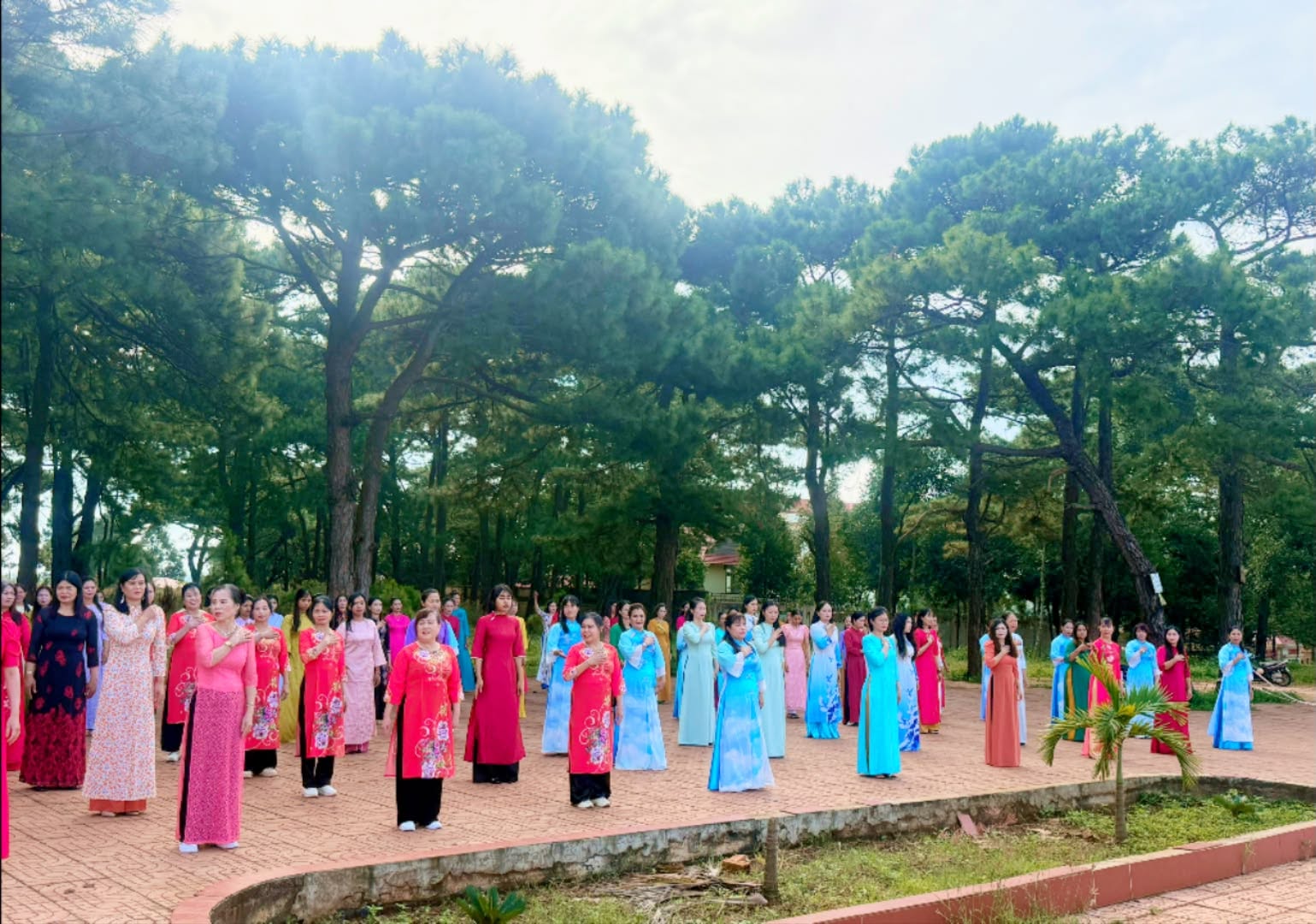 CÁN BỘ, HỘI VIÊN PHỤ NỮ XÃ KRÔNG BÚK THI ĐUA LẬP THÀNH TÍCH CHÀO MỪNG KỶ NIỆM 96 NĂM NGÀY THÀNH LẬP HỘI LHPN VIỆT NAM (20/10/1930-20/10/2026) VÀ 16 NĂM NGÀY PHỤ NỮ VIỆT NAM (20/10/2010-20/10/2026)
