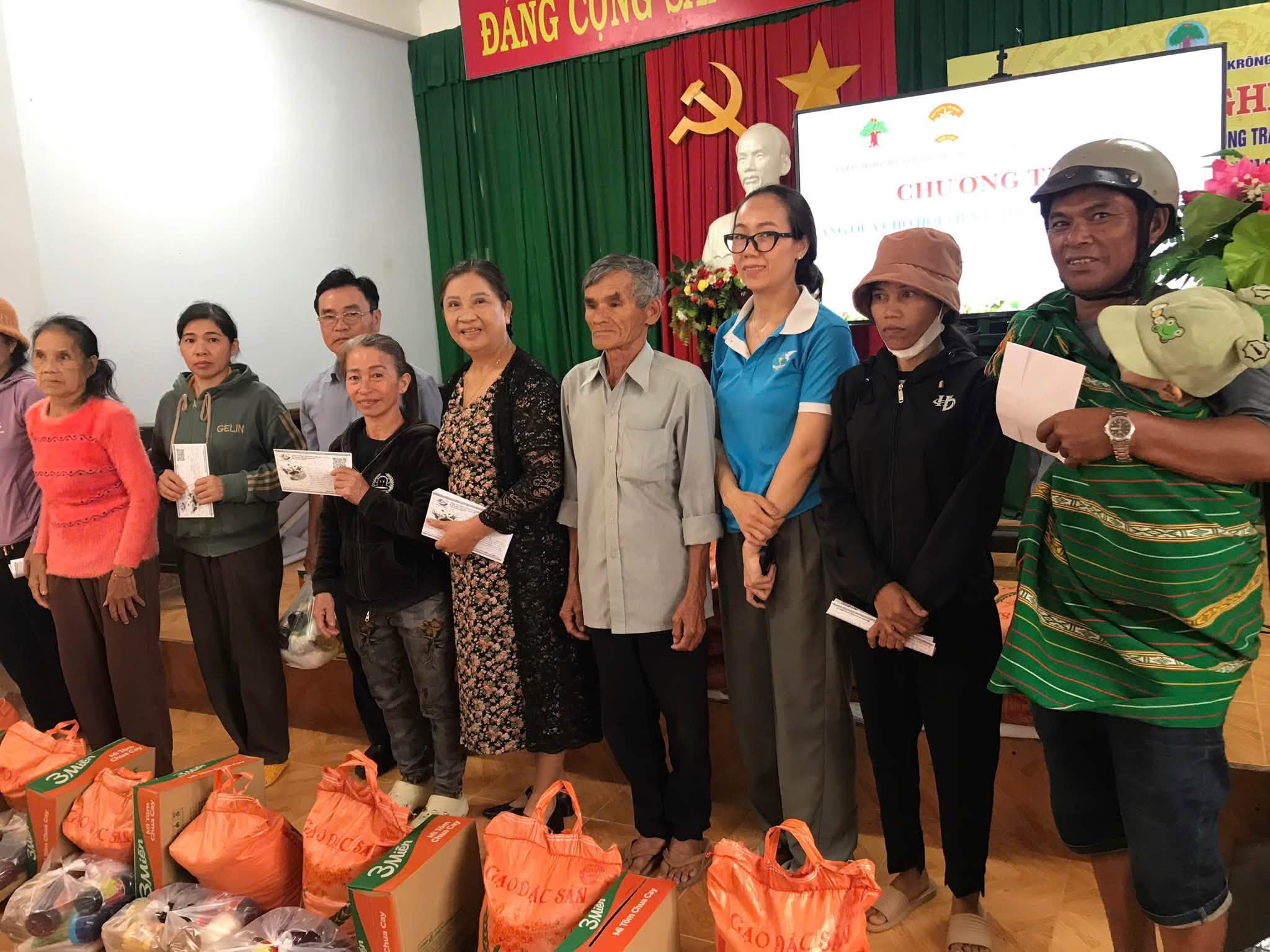 Hội Liên hiệp Phụ nữ xã Krông Pắc phối hợp tổ chức chương trình “Tặng quà cho hội viên có hoàn cảnh khó khăn"