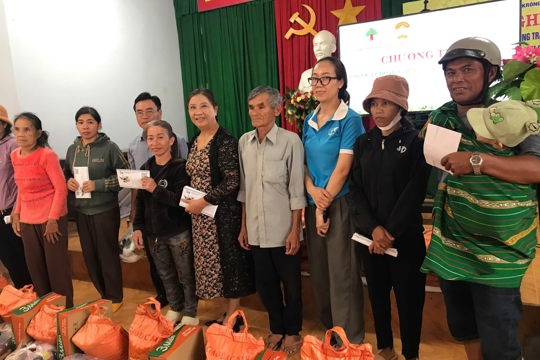 Hội Liên hiệp Phụ nữ xã Krông Pắc phối hợp tổ chức chương trình “Tặng quà cho hội viên có hoàn cảnh khó khăn"