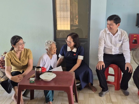 Hội Liên hiệp Phụ nữ tỉnh Đắk Lắk phối hợp thăm, tặng quà tri ân các Mẹ Việt Nam Anh hùng nhân kỷ niệm 79 năm Ngày Thương binh - Liệt sĩ