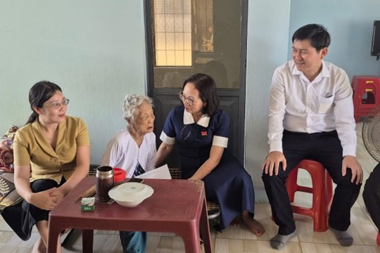 Hội Liên hiệp Phụ nữ tỉnh Đắk Lắk phối hợp thăm, tặng quà tri ân các Mẹ Việt Nam Anh hùng nhân kỷ niệm 79 năm Ngày Thương binh - Liệt sĩ