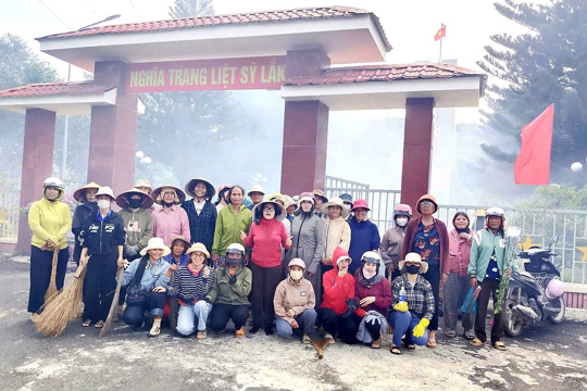 Hội Liên hiệp Phụ nữ xã Liên Sơn Lắk ra quân tổng vệ sinh, chỉnh trang Nghĩa trang Liệt sĩ nhân kỷ niệm 79 năm Ngày Thương binh - Liệt sĩ.