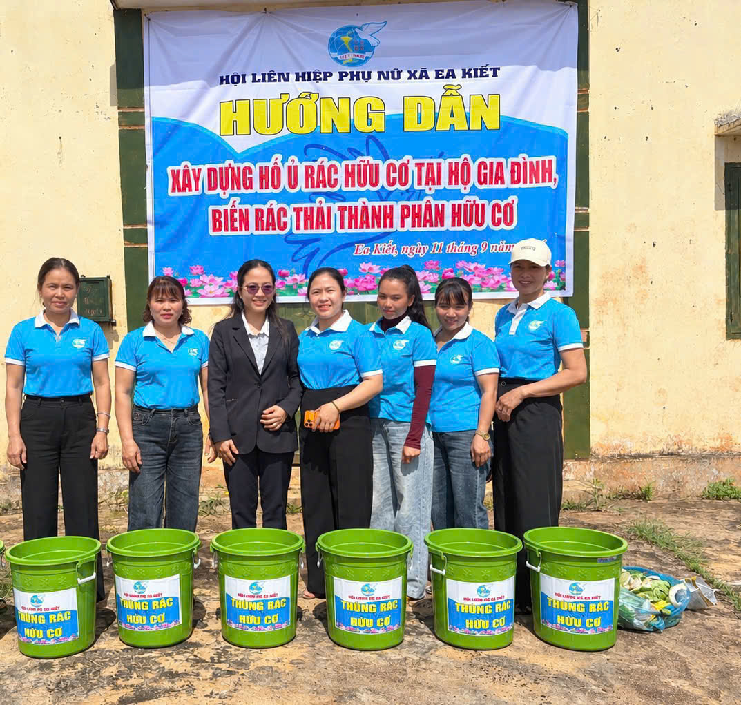 Hội LHPN xã Ea Kiết đẩy mạnh tuyên truyền, hướng dẫn phân loại và ủ rác hữu cơ tại hộ gia đình
