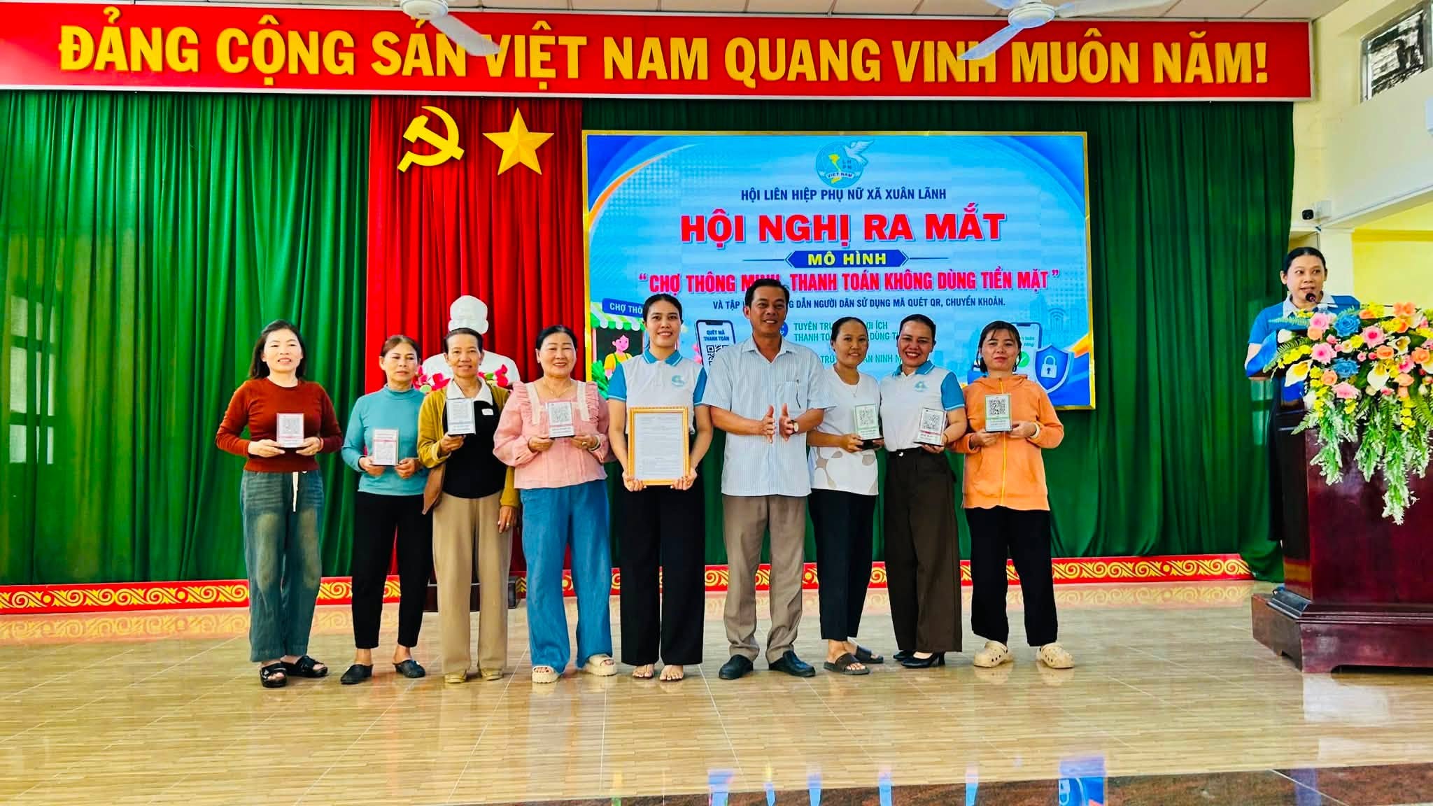 Hội Liên hiệp Phụ nữ xã Xuân Lãnh ra mắt mô hình “Chợ thông minh, thanh toán không dùng tiền mặt” 