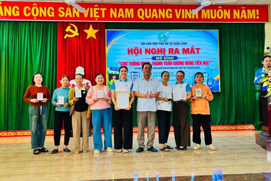Hội Liên hiệp Phụ nữ xã Xuân Lãnh ra mắt mô hình “Chợ thông minh, thanh toán không dùng tiền mặt” 