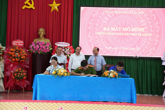 Hội LHPN xã Vụ Bổn ra mắt mô hình “Điểm Tư vấn pháp luật – Pháp luật trong tầm tay phụ nữ”