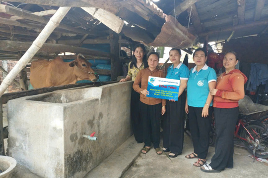Hội LHPN xã Tây Hòa trao tặng kinh phí hỗ trợ sinh kế cho hội viên cận nghèo
