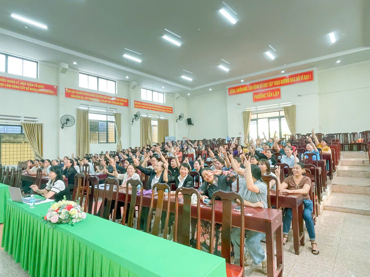 Phụ nữ Tân Lập chủ động làm chủ công nghệ, đưa Nghị quyết vào cuộc sống