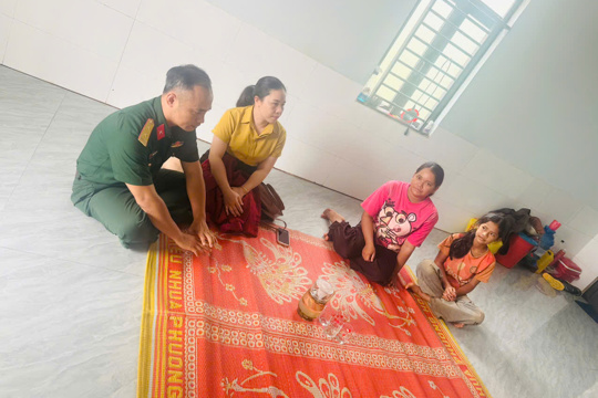 Hội LHPN xã Ea Kiết khảo sát, vận động hỗ trợ trẻ mồ côi có hoàn cảnh đặc biệt khó khăn.