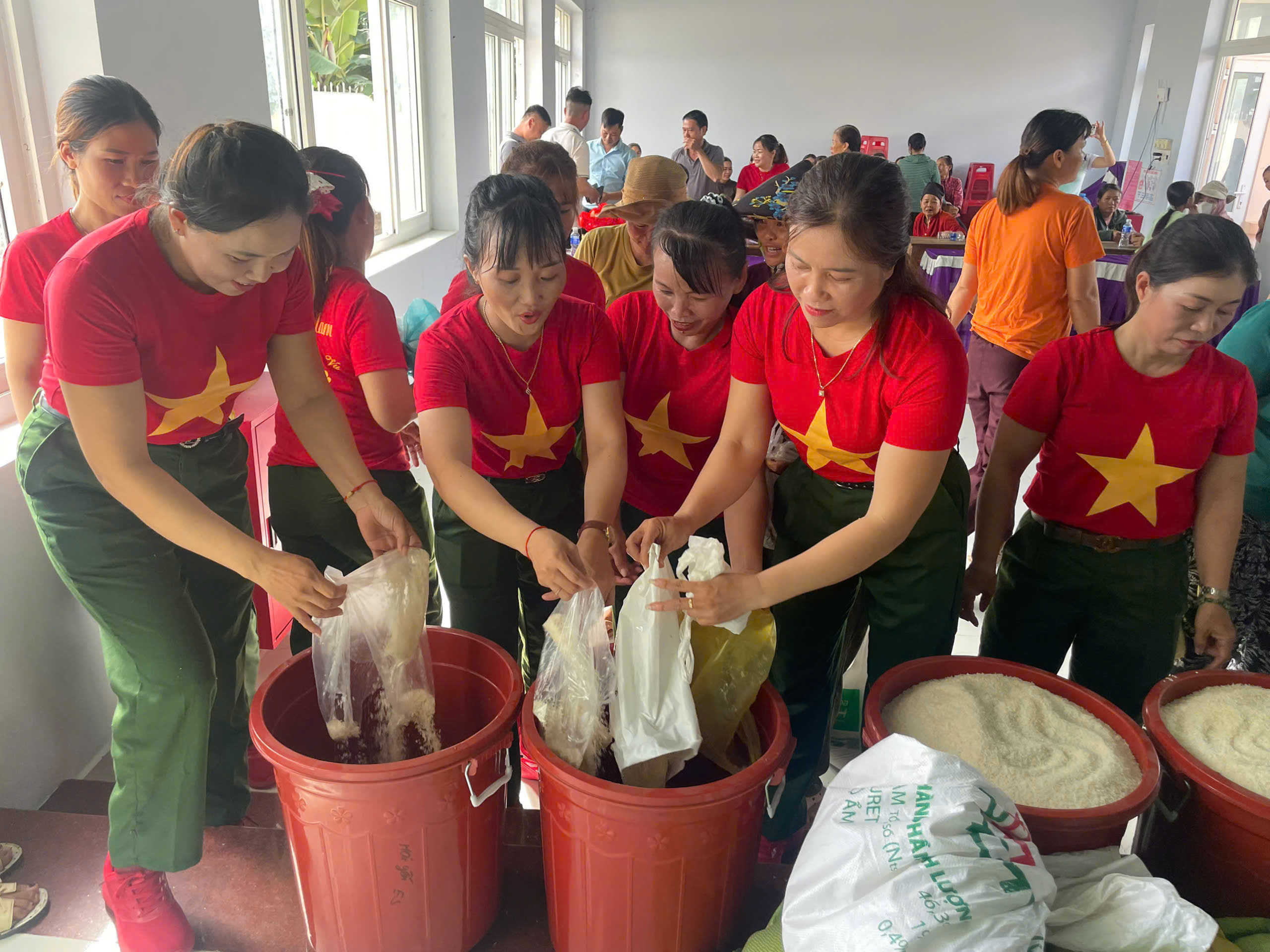 Hội LHPN xã Ea Bung ra mắt mô hình “Hũ gạo tình thương”