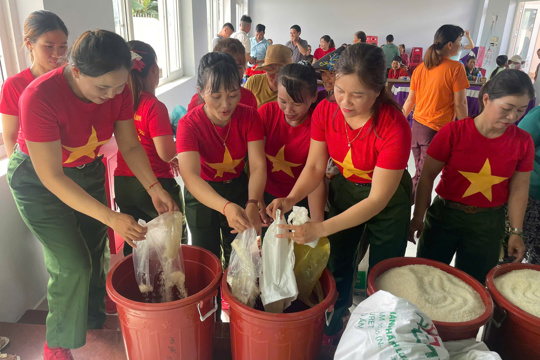 Hội LHPN xã Ea Bung ra mắt mô hình “Hũ gạo tình thương”