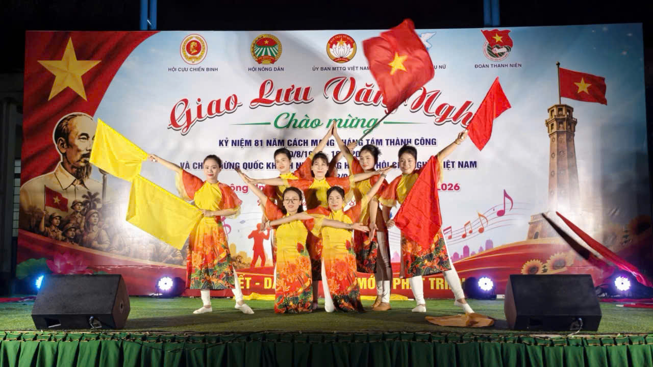 Rực rỡ sắc màu cờ hoa, ngân vang những giai điệu tự hào; ấm áp tình nghĩa quê hương Hòa Sơn!