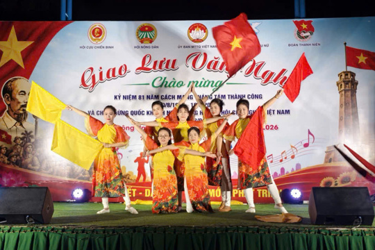 Rực rỡ sắc màu cờ hoa, ngân vang những giai điệu tự hào; ấm áp tình nghĩa quê hương Hòa Sơn!
