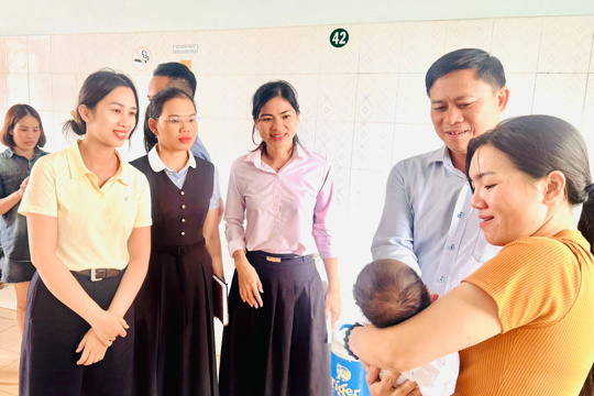 Chung tay chăm sóc, bảo vệ trẻ em bị bỏ rơi tại xã Ea Ktur