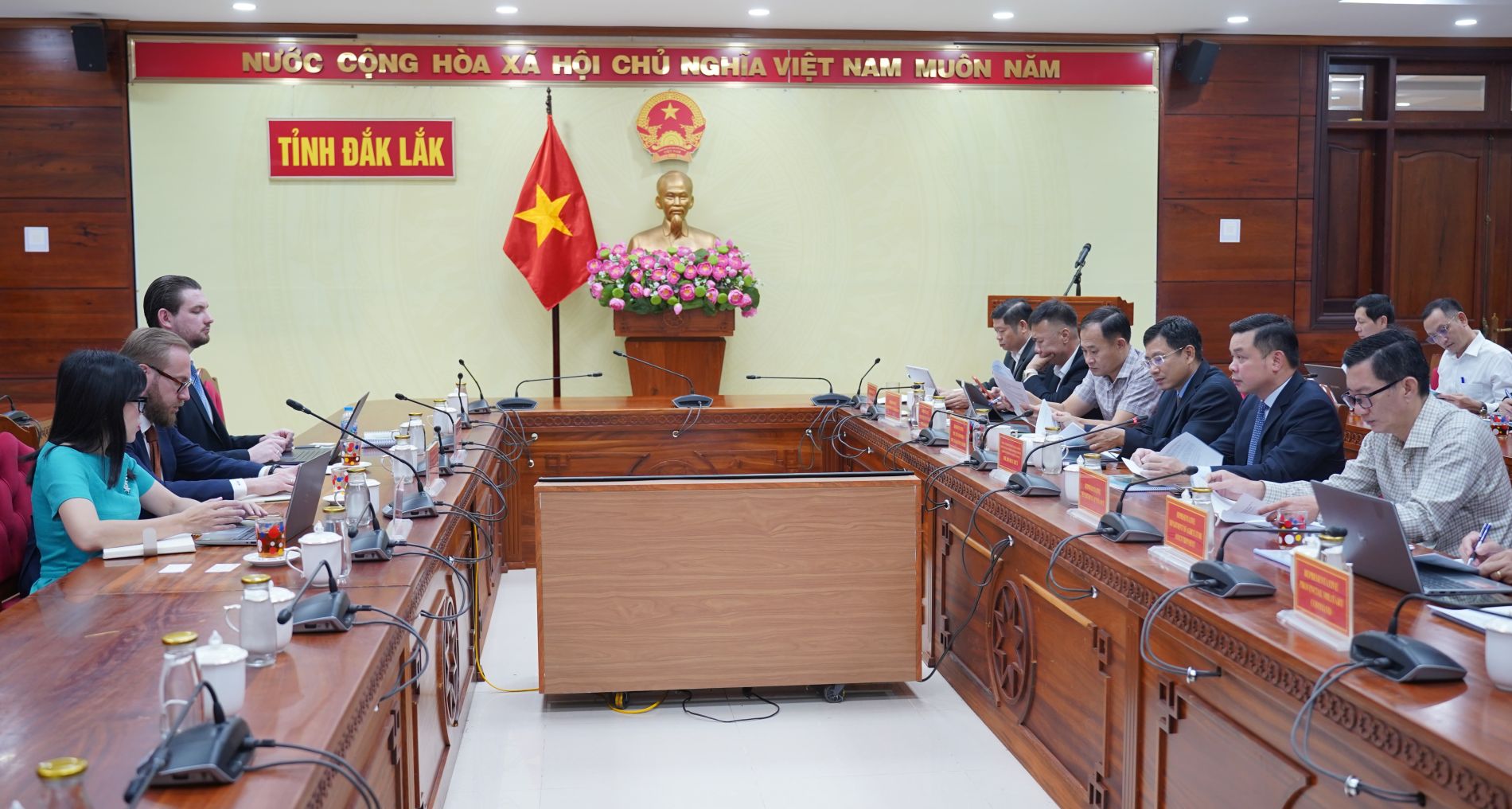 Đảng lãnh đạo xây dựng chủ nghĩa xã hội miền Bắc, đấu tranh giải phóng miền Nam