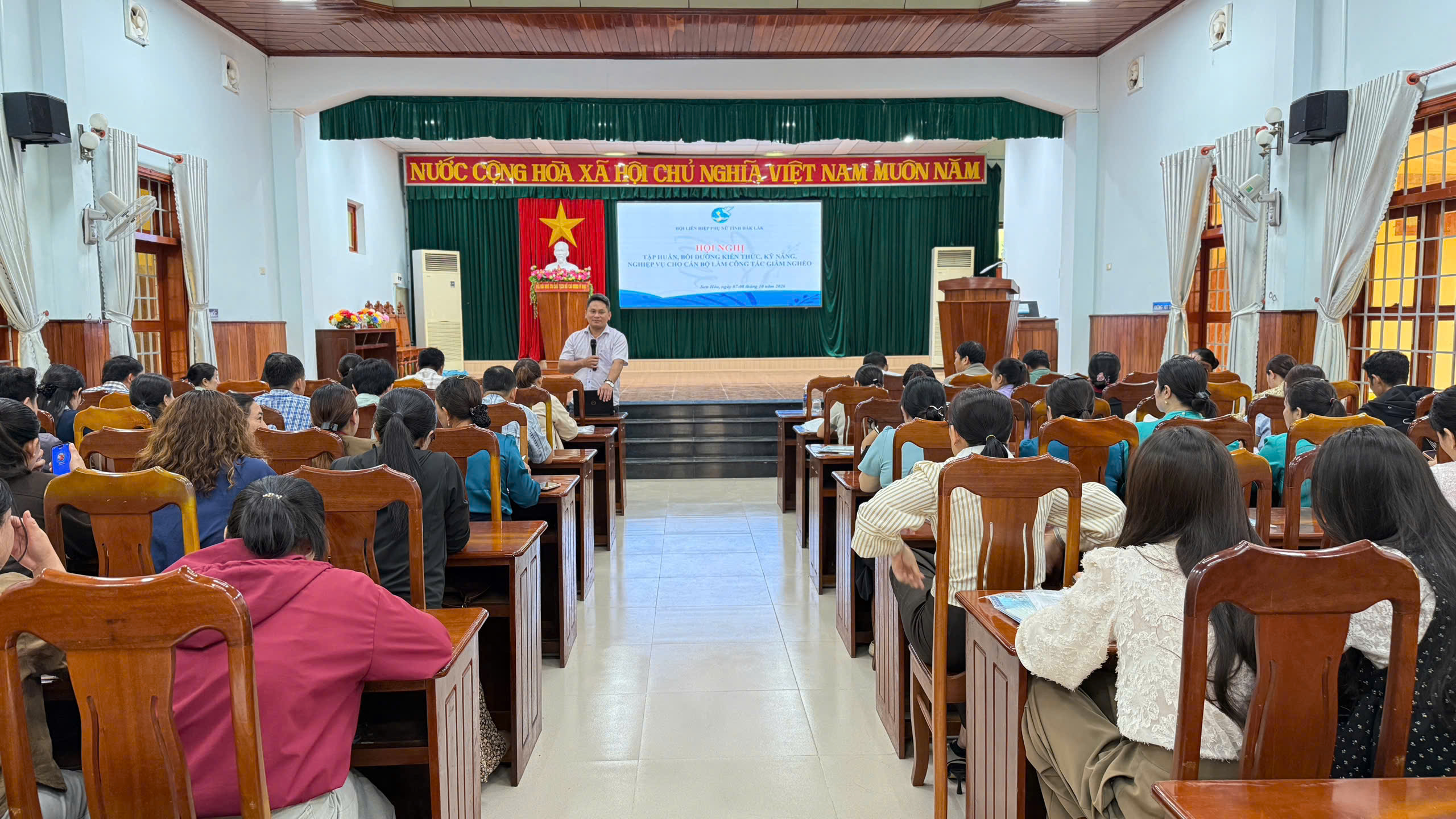 Nâng cao năng lực cho cán bộ làm công tác giảm nghèo