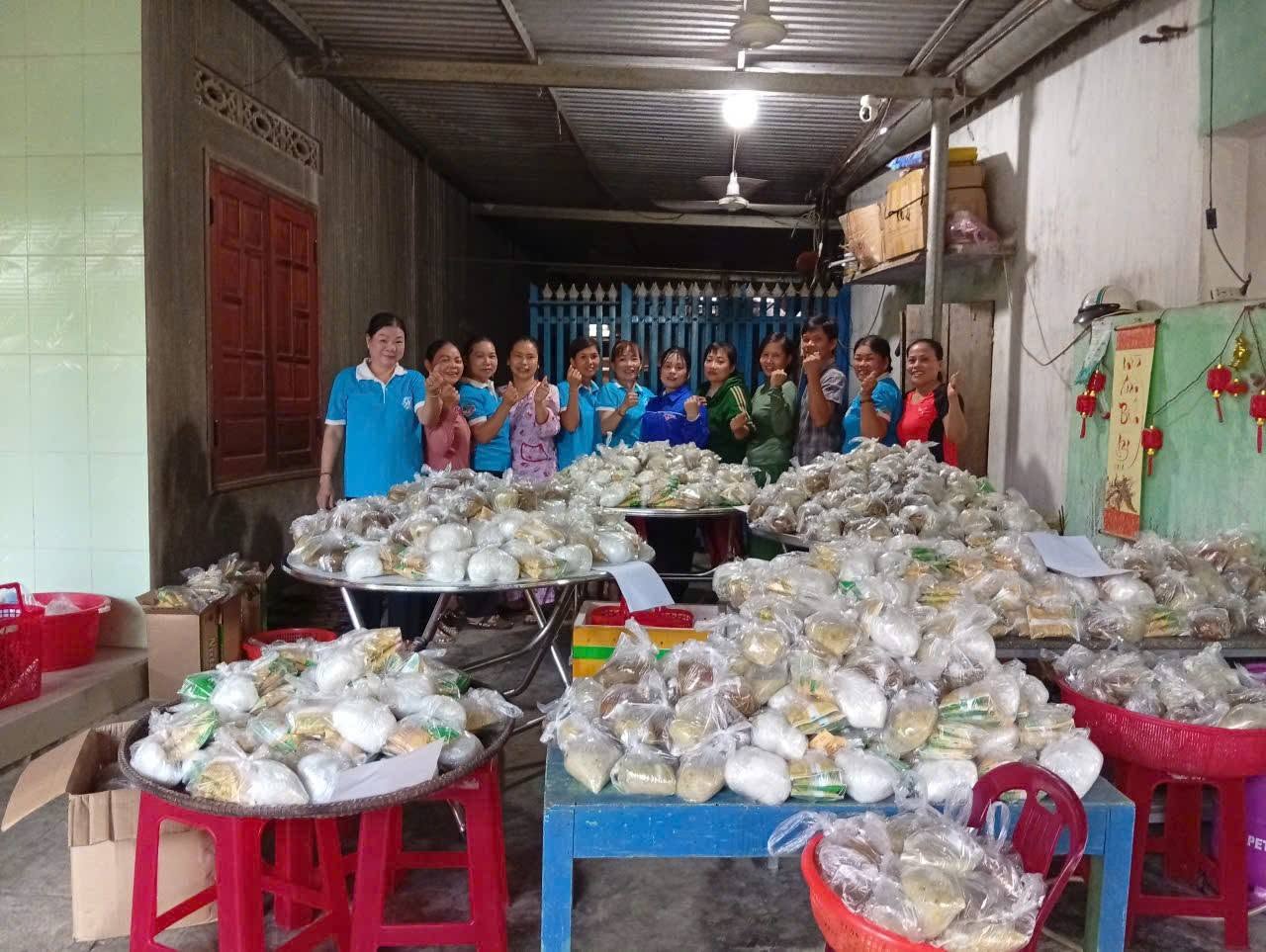 Phụ nữ Tây Hòa: Ấm áp những suất ăn nghĩa tình