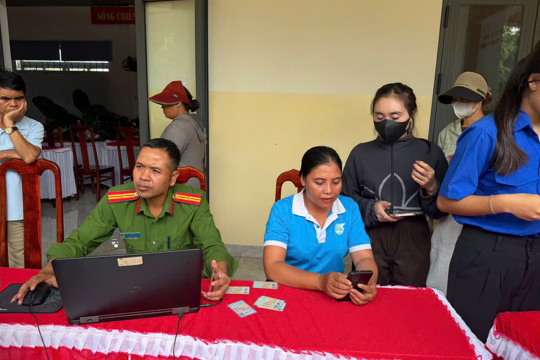 Hội Liên hiệp Phụ nữ xã Ea Tul triển khai chuỗi hoạt động “Bình dân học vụ số”