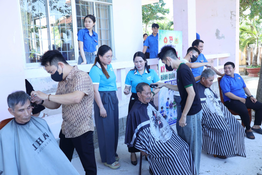 Xã Phú Hòa 2 tổ chức Ngày hội khám mắt miễn phí, chăm sóc sức khỏe cộng đồng năm 2026