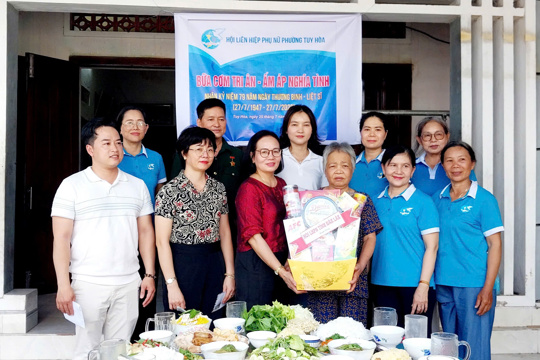 HỘI LIÊN HIỆP PHỤ NỮ PHƯỜNG TUY HÒA TỔ CHỨC CHƯƠNG TRÌNH "BỮA CƠM TRI ÂN - ẤM ÁP NGHĨA TÌNH"