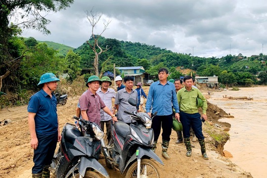 VPUB - Phó Chủ tịch UBND tỉnh Lò Văn Cường tiếp tục kiểm tra công tác khắc phục hậu quả mưa lũ tại xã Xa Dung 