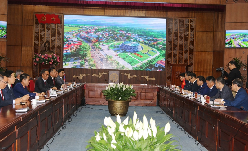 VPUB – Phó Bí thư Tỉnh ủy, Chủ tịch UBND tỉnh Lê Văn Lương tiếp xã giao Đoàn đại biểu hai tỉnh Bắc Lào