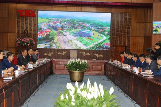 VPUB – Phó Bí thư Tỉnh ủy, Chủ tịch UBND tỉnh Lê Văn Lương tiếp xã giao Đoàn đại biểu hai tỉnh Bắc Lào 
