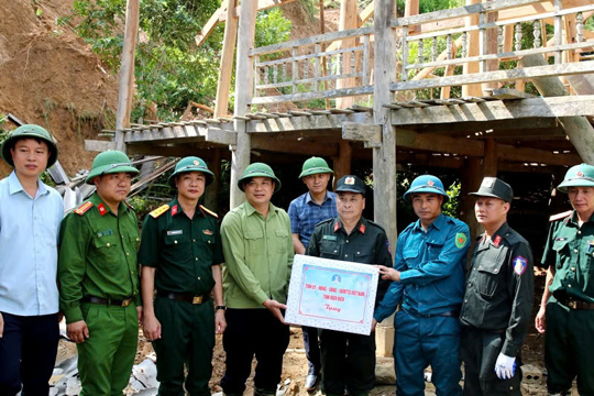 VPUB – Phó Chủ tịch UBND tỉnh Lò Văn Cường thăm động viên người dân bị ảnh hưởng lũ ống, lũ quét tại xã Mường Luân