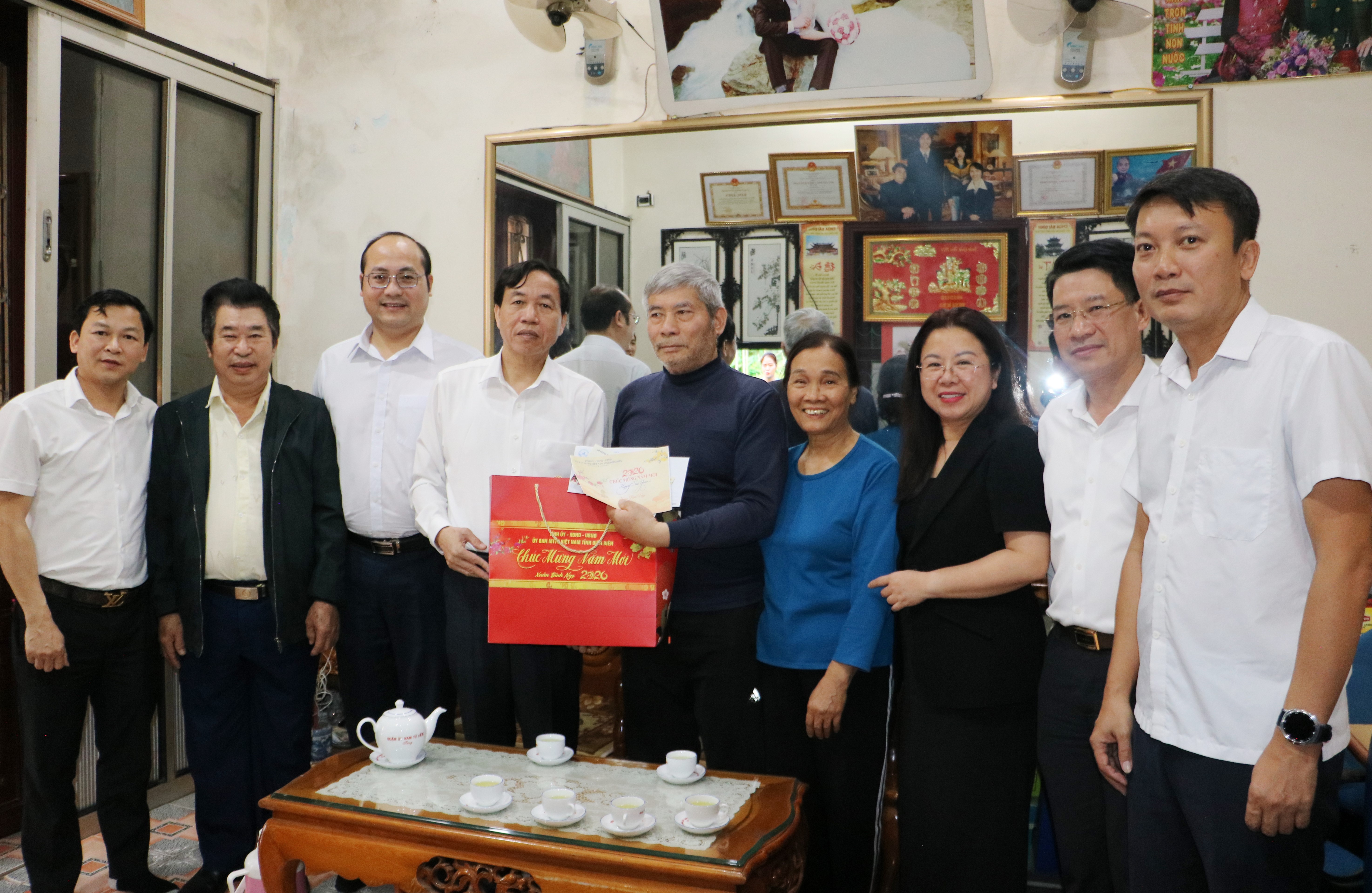 VPUB - Chủ tịch UBND tỉnh Lê Văn Lương thăm, chúc Tết các gia đình chính sách trên địa bàn phường Điện Biên Phủ
